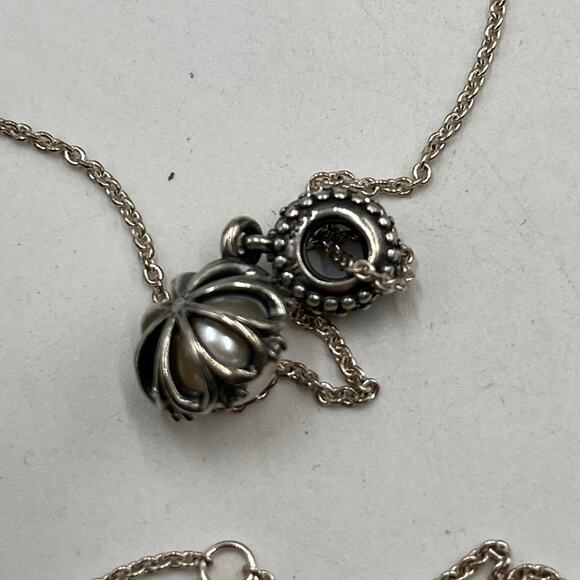 Pandora 925 Chain Everlasting Grace Freshwater Pearl Charm Winter Kiss Snowflake - Picture 6 of 11